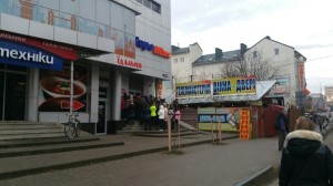 Люди чекають на завіз нового товару
