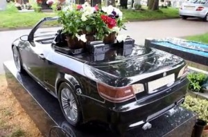 Памятник из гранита в виде автомобиля
