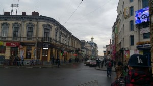 Вдалині - ратуша, двацять метрів в її бік була Галицька брама
