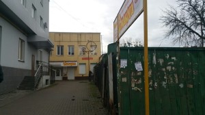 Їдальня Смакота та реклама велосипедного магазина