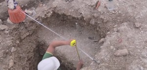 Вимір глибини ями на розкопках