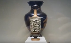 Краснолаковая и чернолаковая античные вазы